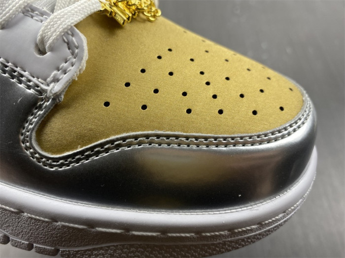 nike dunk low wmns “metallic” dh4403-700