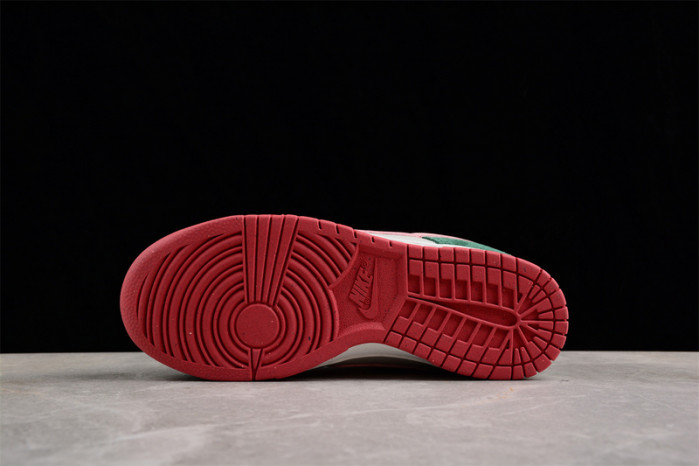 nike dunk low se all petals united fir green fn8923-061