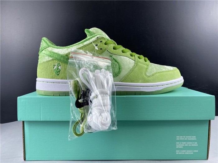nike dunk sb low strangelove green ct2552-300