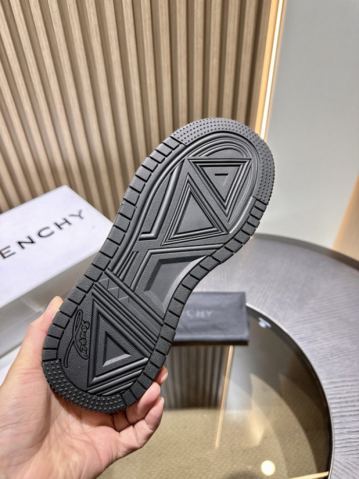 Givenchy Sneakers 660022